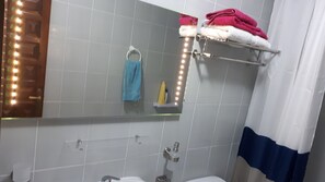 Een haardroger, handdoeken