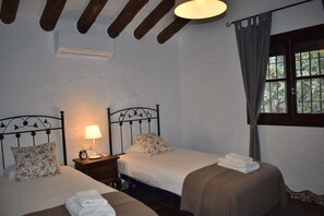 3 chambres, fer et planche à repasser, Wi-Fi gratuit, draps fournis