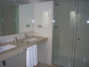 Een douche, een haardroger, een bidet, handdoeken