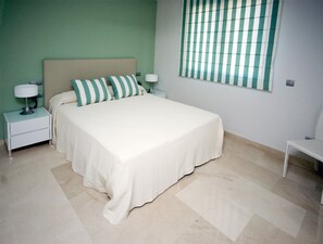 3 slaapkamers, een kluis op de kamer, een strijkplank/strijkijzer, wifi