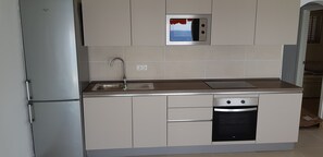 Een koelkast, een magnetron, een oven, een kookplaat