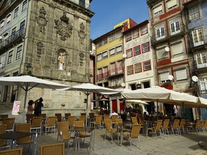 Outdoor dining - Ribeira Charming Apartment (Porto)