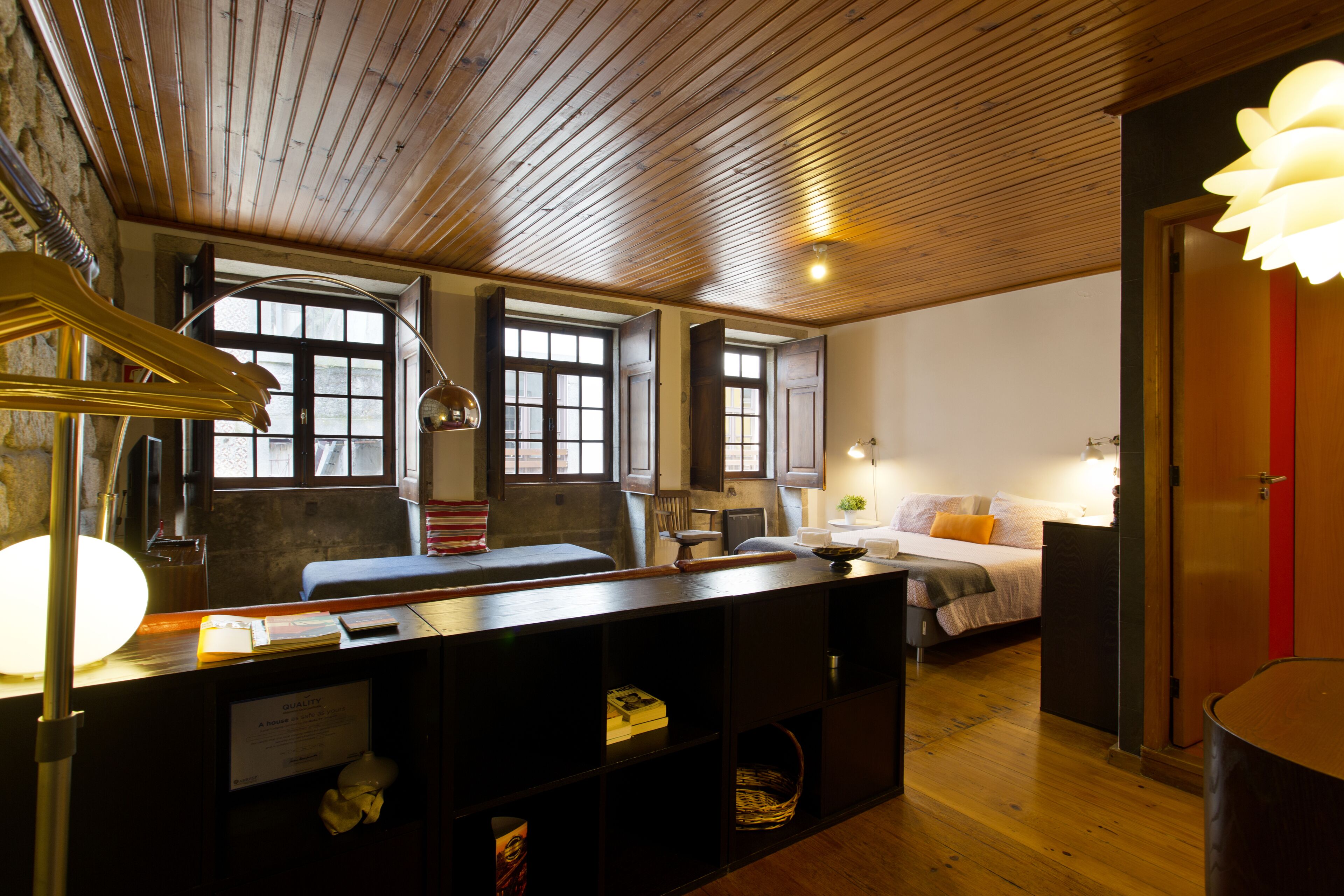 Ferros/tábuas de passar roupa, Wi-Fi de cortesia, roupa de cama