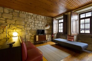 TV - Ribeira Charming Apartment (Porto)