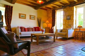 TV, peis, DVD-spiller og bordtennis