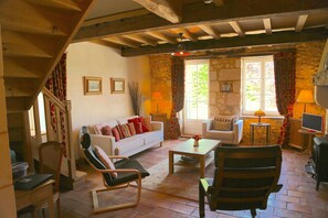 TV, peis, DVD-spiller og bordtennis