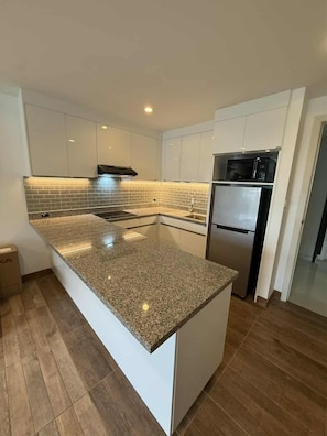 Private kitchen - Newly renovated 2-bedroom, 84sqm in heart of town and close to beach (Thailand)