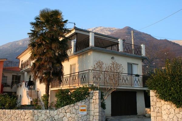 Apartment from street. Its top floor.