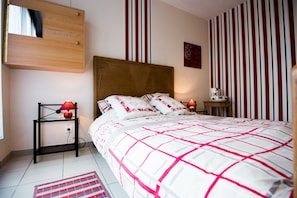 2 bedrooms, iron/ironing board, travel cot, free WiFi - Froidchapelle: Country Cottage / Gite - Froidchapelle (Froidchapelle)