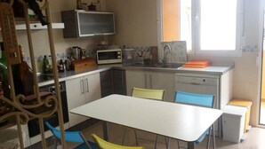 A compact kitchen with a dining area, a microwave, a sink, and a dishwasher. - La Cuesta Blanca House or chalet (Castilla de la Mancha)