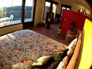 1 bedroom, travel cot, free WiFi, bed sheets - Old House of Pedro Chicote (LOft Poppy) for 2/3 people (Zafra de Záncara)