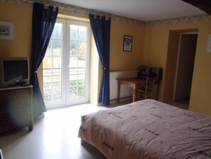 5 makuuhuonetta, silitysrauta/-lauta, vauvan matkasänky, Wi-Fi