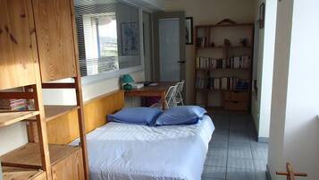 5 slaapkamers, een strijkplank/strijkijzer, reisbedje, wifi