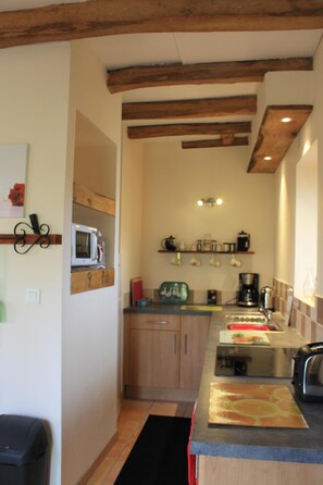 Réfrigérateur, micro-ondes, four, plaque de cuisson