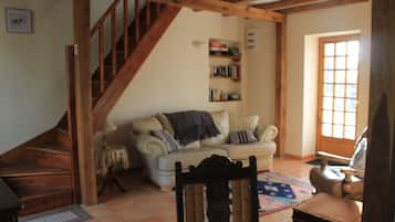 Televisión, reproductor de DVD, futbolito y tenis de mesa