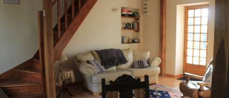 Télévision, lecteur de DVD, baby-foot, table de tennis de table