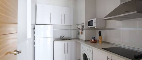 Réfrigérateur, micro-ondes, plaque de cuisson, cafetière/bouilloire