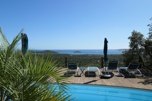 Een buitenzwembad en een verwarmd zwembad