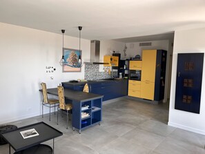 Køleskab, mikrobølgeovn, ovn, kogeplade