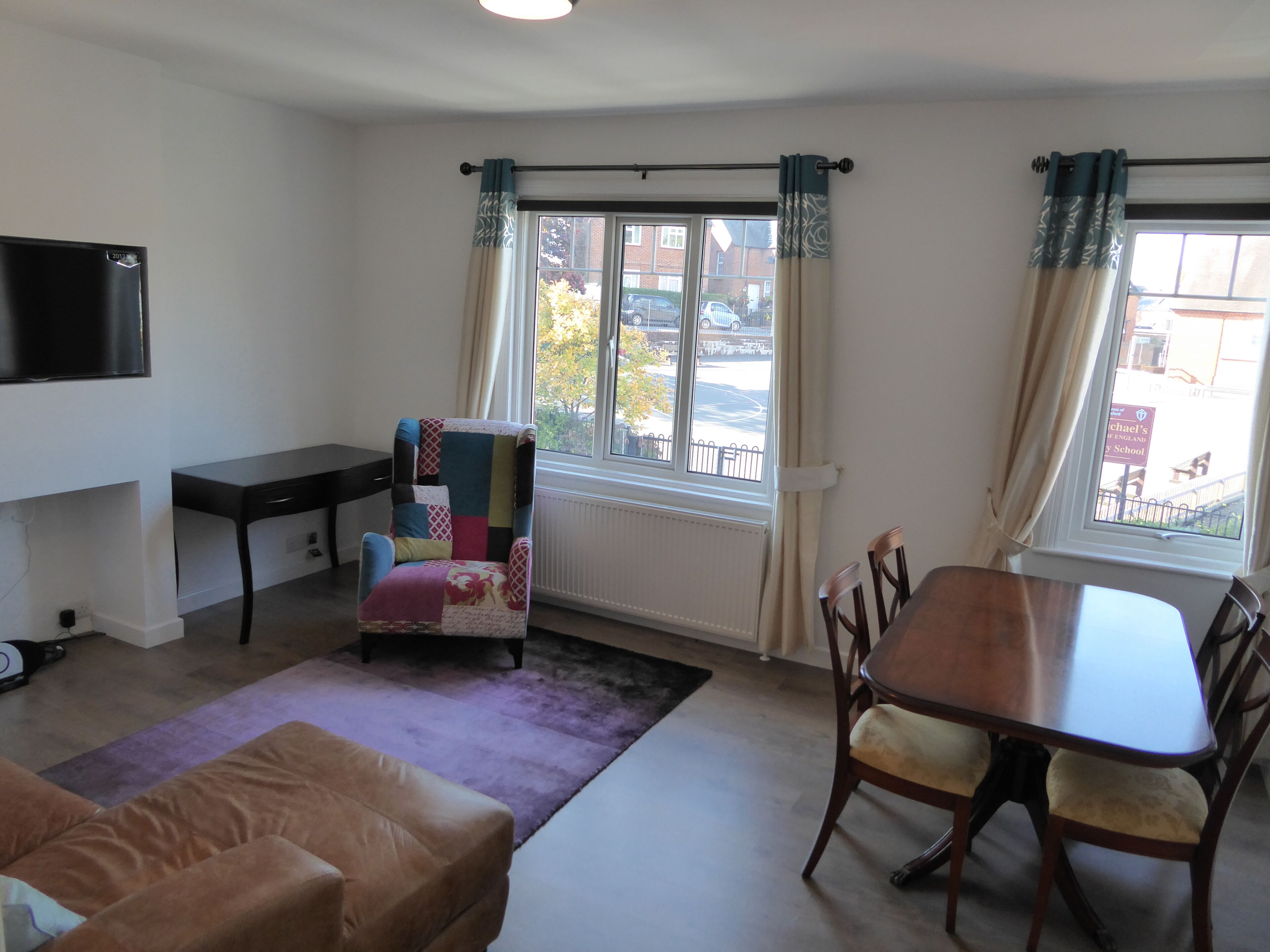 Bright, sunny, 1-bedroomed apartment on the High Street