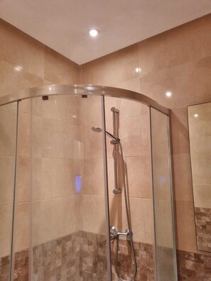 Dusche, Haartrockner, Handtücher