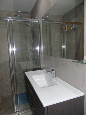 Badewanne, Haartrockner, Handtücher, Toilettenpapier