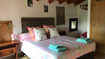 2 dormitorios, tabla de planchar con plancha, cuna de viaje