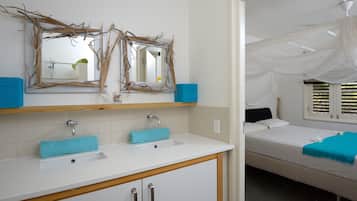 2 habitaciones, tabla de planchar con plancha y cuna de viaje