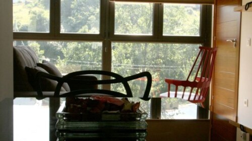 Cuélebre-parvi sijaitsee luonnon keskellä, kytkettynä ja Asturian keskustassa