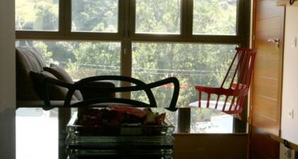 Cuélebre-parvi sijaitsee luonnon keskellä, kytkettynä ja Asturian keskustassa