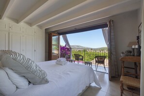 5 habitaciones, insonorización y tabla de planchar con plancha