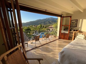 5 dormitorios, sistema de insonorización, tabla de planchar con plancha