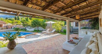 Hermosa villa de campo con piscina privada y jardín enorme