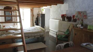 5 Schlafzimmer, Schreibtisch, Bügeleisen/Bügelbrett, Reisekinderbett