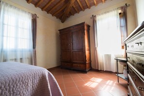 3 habitaciones, escritorio y tabla de planchar con plancha