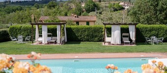 Apartment mit privatem Pool, umrahmt von einer atemberaubenden Aussicht