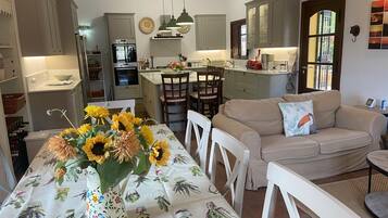 Smart TV, chimenea, reproductor de DVD y tenis de mesa