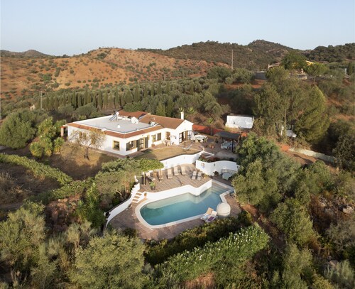 Upea 5 makuuhuoneen perheen huvila, josta on upeat näkymät   