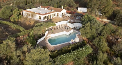 Upea 5 makuuhuoneen perheen huvila, josta on upeat näkymät