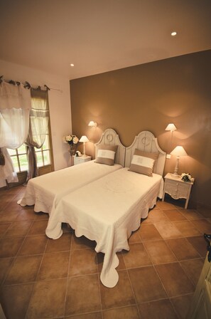 4 slaapkamers, een strijkplank/strijkijzer, reisbedje, gratis wifi