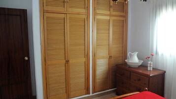 3 slaapkamers, een strijkplank/strijkijzer, gratis wifi, beddengoed