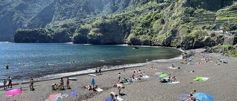 Ranta lähistöllä, aurinkotuoleja