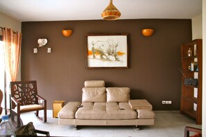 TV, books - "Le Voyageur" Beautiful apartment in the Natangué Sud residence in the heart of Saly (M'bour)