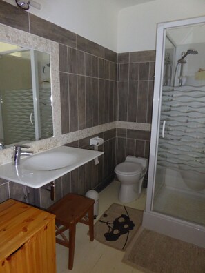 Haartrockner, Handtücher, Seife, Toilettenpapier