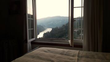 4 dormitorios, tabla de planchar con plancha, cuna de viaje