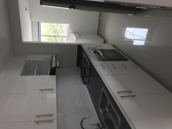 Refrigerador, microondas, horno y parrilla de estufa 