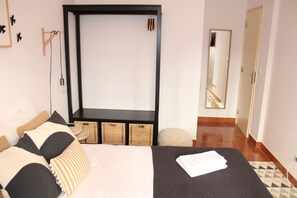2 bedrooms, iron/ironing board, Internet
