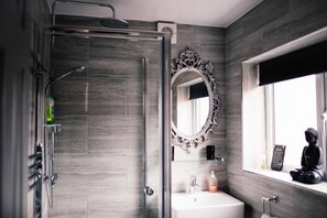 Dusche, Haartrockner, Handtücher