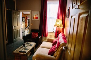 Fernseher, Kamin, Bücher, Stereoanlage