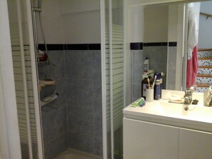 Bathtub, hair dryer, towels